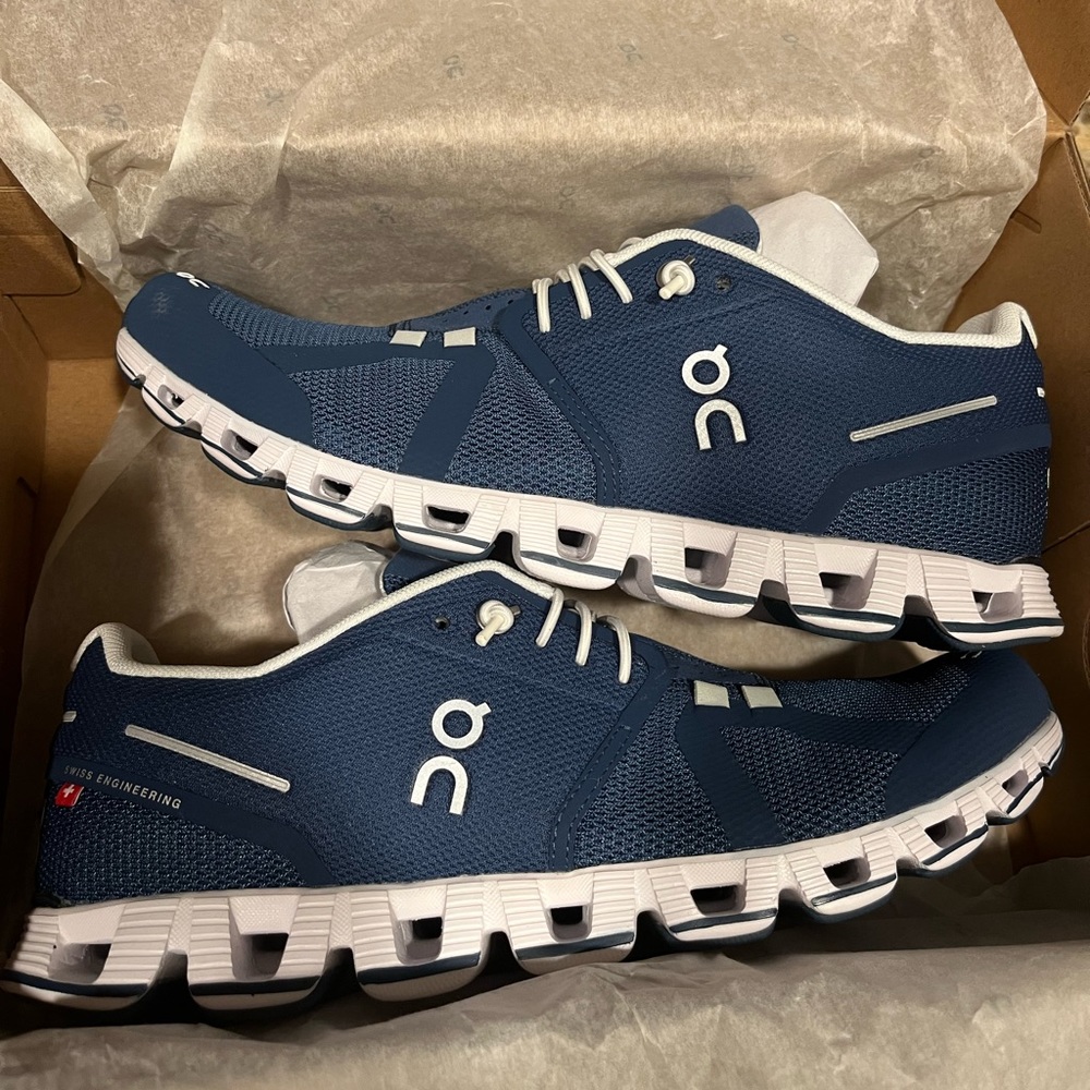 On Running Women’s Cloud 5 shoes in Denim / White, size 8.5 US